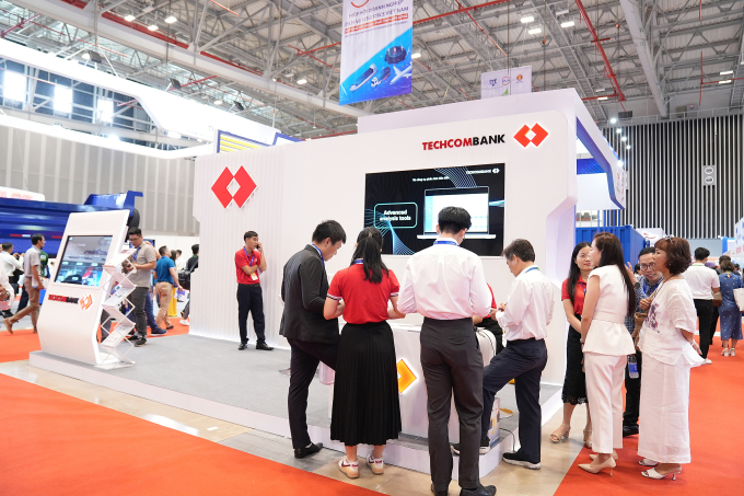 Khách hàng doanh nghiệp trải nghiệm gian hàng Techcombank tại sự kiện. Ảnh: Techcombank